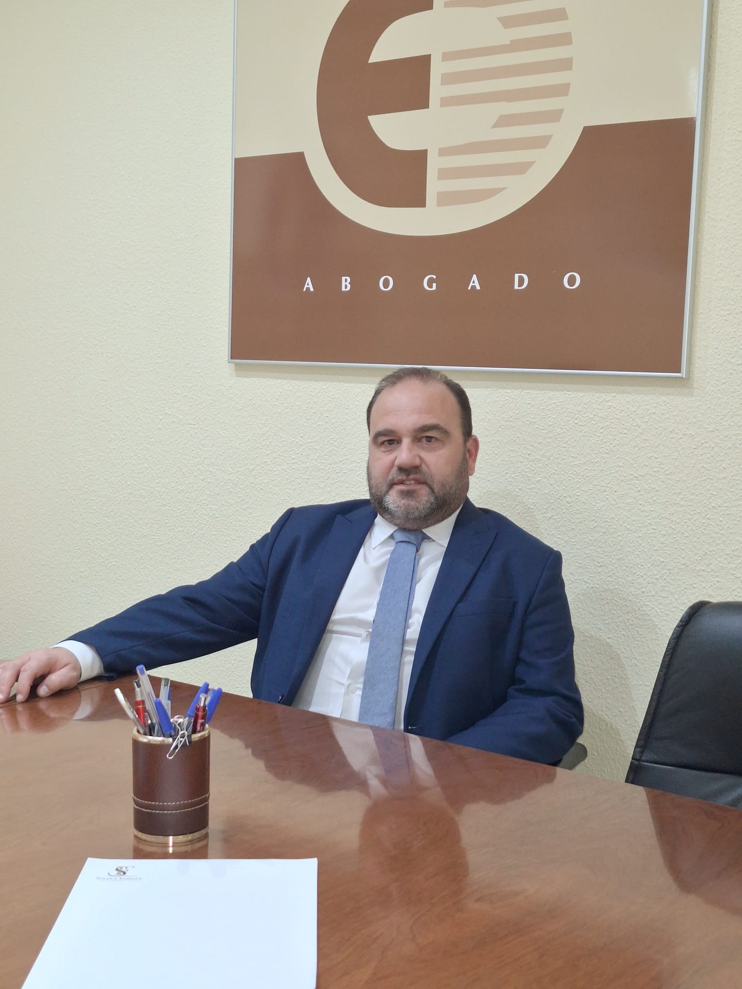 Enrique Carrasco en la sala de reuniones del despacho