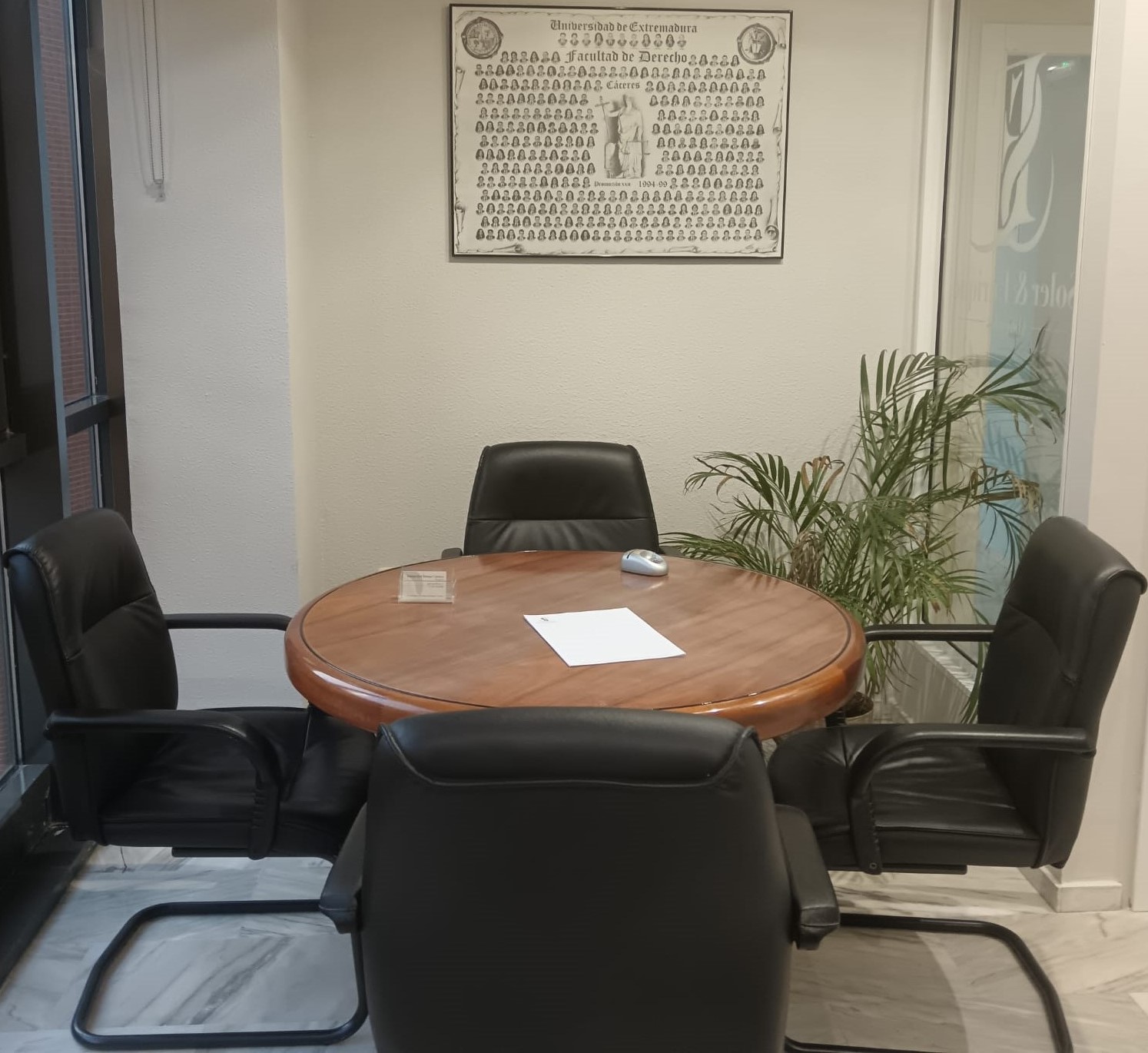 Mesa de reuniones del despacho